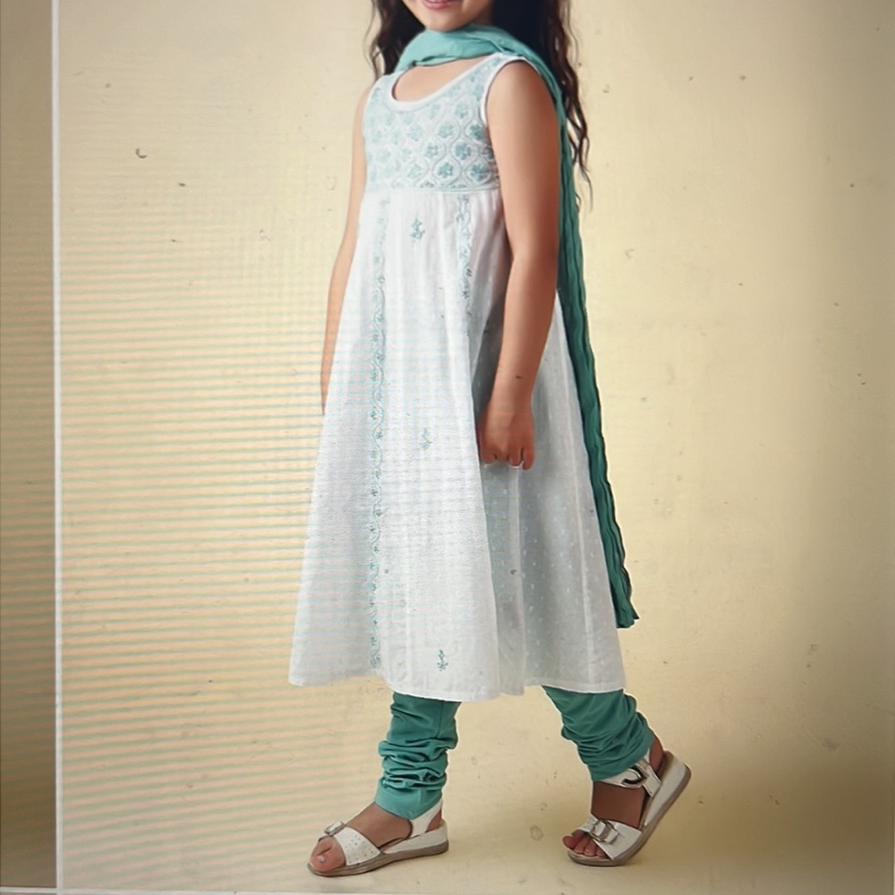 Beautiful Fabindia girls traditional Indian 3-piece churidar set, size 4–6 years